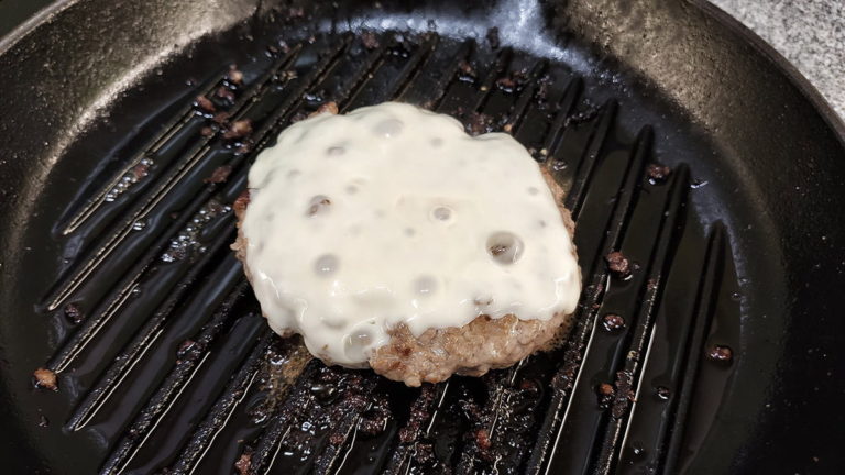 Cheeseburger mit Zwiebel-Chutney - Grill-Bude.ch